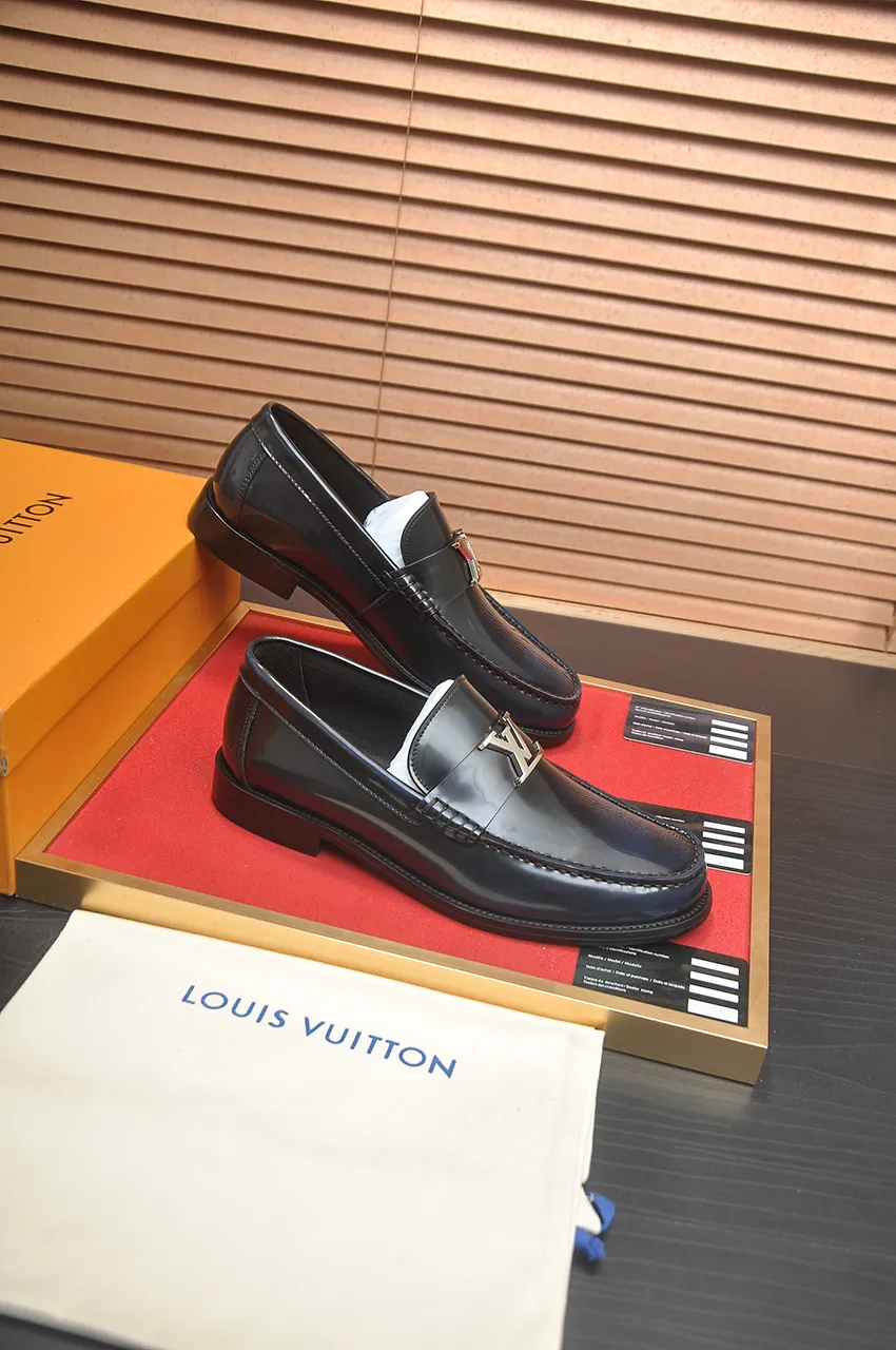 Men's men's shoes 💰560💶 [LV] (original single cowhide lining) 🍀LV's latest genuine leather business suit shoes are launched simultaneously on the official website. The first-layer cowhide imported from Italy is made of heavy gold, 💥1:1 rubber outsole from the official website. Versatile to wear, high-end without losing class, and the color combination is extraordinary. This four-season style is alluring when worn on your feet, showing off your big-name flair. Standard code 38-44 (45 customized)